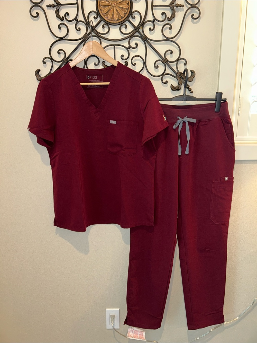 FIGS TECHNICAL COLLECTION WOMENS SCRUB SET SIZE LARGE